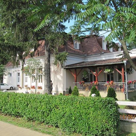 Aparthotel Göcsej Palatinus Étterem és Panzió Zalaegerszeg Exterior foto