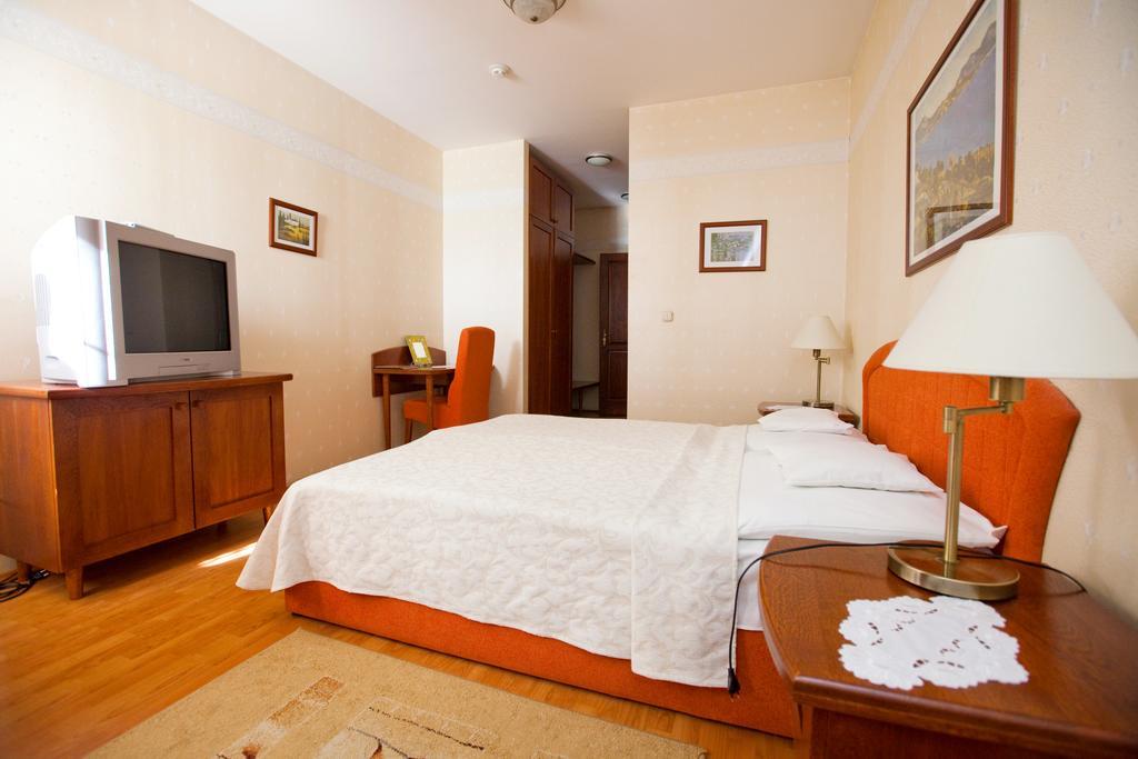 Aparthotel Göcsej Palatinus Étterem és Panzió Zalaegerszeg Habitación foto